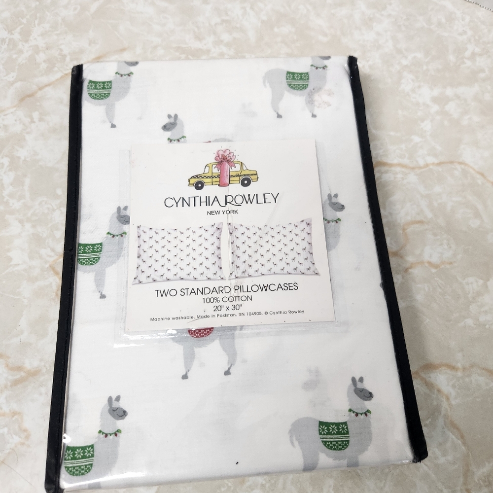 Cynthia Rowley New York 2 Standard Pillowcases Llama Alpaca Winter Christmas
